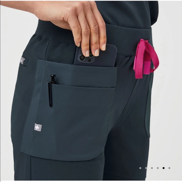 FIGS Women’s Mundri Scrub pants- Dark Harbor - Picture 4 of 9